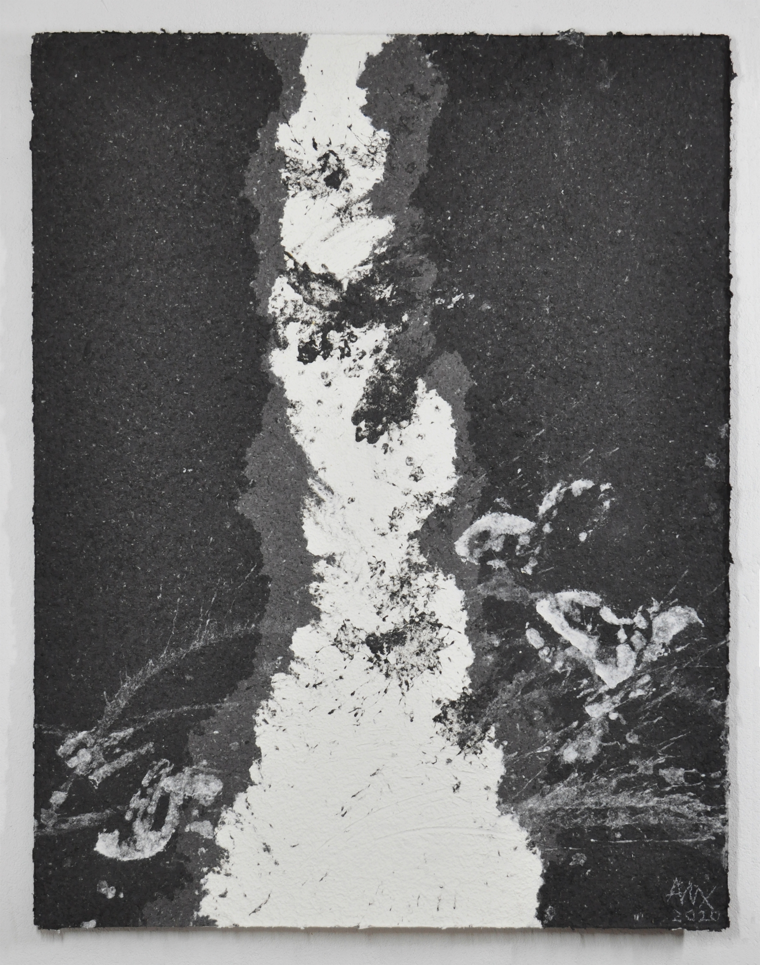 1_Anke Meixner, Bedrohung, 2020, Papierpulpe und Pigment, 132 x 104 cm.jpg