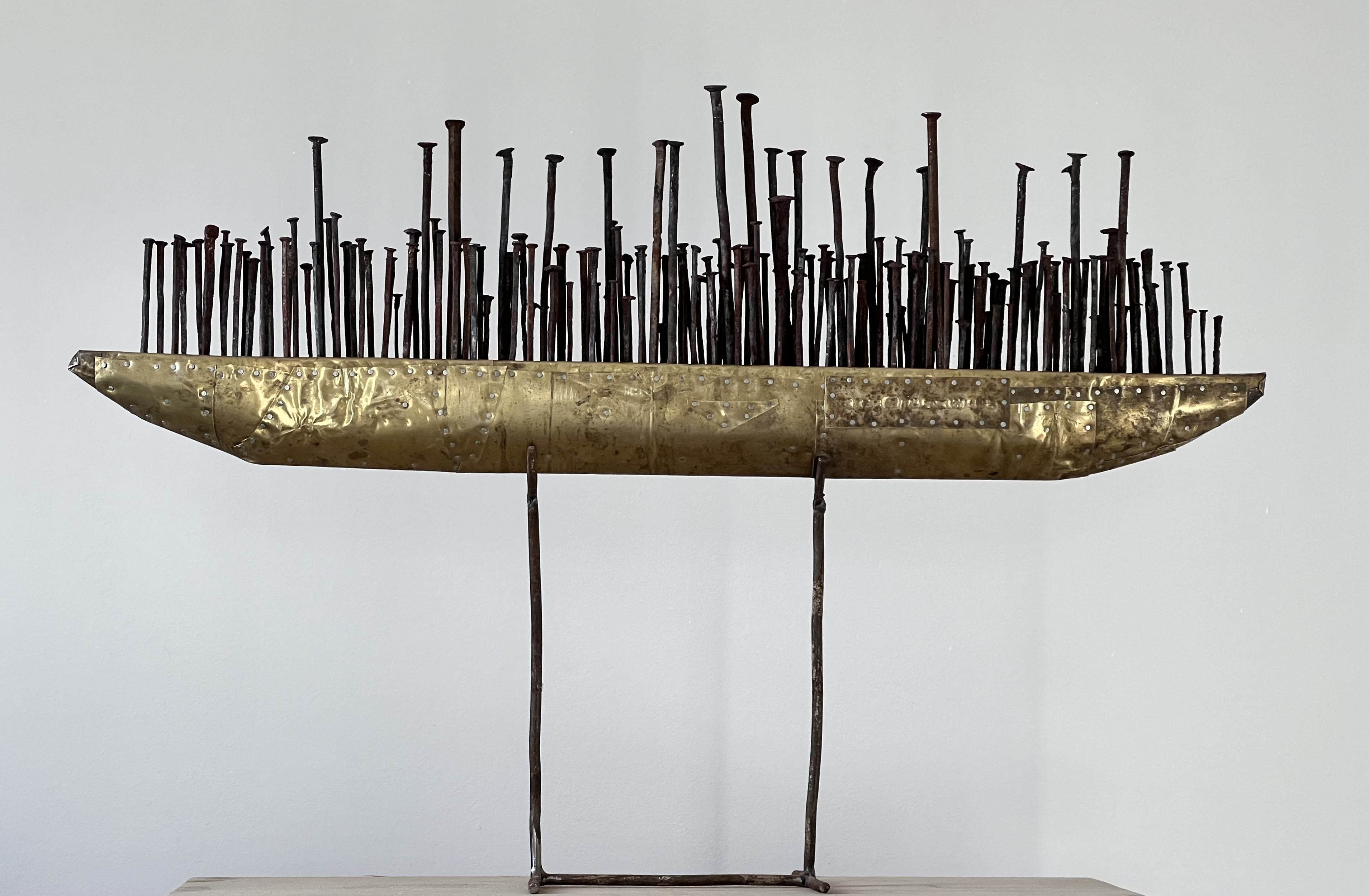 Erik Rüffler, Das Boot ist voll, Mixed-Media (Holz, Messing und Eisen), 88 x 59 x 5 cm, 2023.jpg